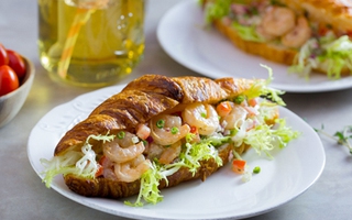 Lạ miệng với hương vị tươi giòn của bánh mì kẹp kiểu mới