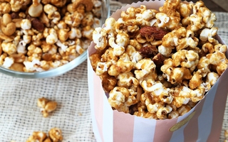 Tự làm bắp rang caramel giòn ngon như hàng thật dễ dàng và nhanh chóng