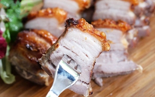 Công thức làm thịt heo quay giòn bì "bất khả chiến bại" mẹ nào cũng làm thành công!