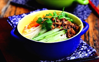 Mỳ trộn thịt bằm nhanh gọn cho bữa sáng ngon mà đủ chất