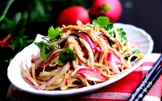 Gỏi gà củ cải chua ngọt giòn ngon ai cũng thích