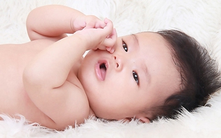 Thêm vài mẹo cho mẹ trị bé mút tay
