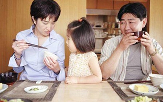 "Nhìn bà nội nhai cơm cho con mà phát khiếp!"