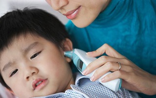 Phát mệt vì mẹ chăm con thái quá