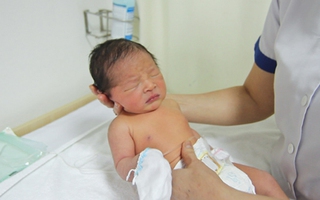 Bác sĩ hướng dẫn cách mát-xa giúp bé táo bón đi tiêu tức thì