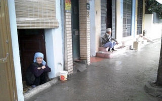 Người Hà Nội "méo mặt"' chi tiền triệu vì trời mưa, nồm