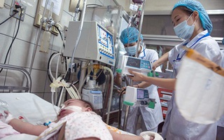 Chăm sóc bệnh nhi mắc sởi: Giấu giọt nước mắt trong nhà vệ sinh