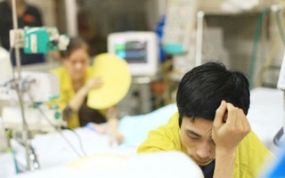 Nước mắt tuôn rơi khi vừa chôn cất con gái, con trai đã nguy kịch vì sởi