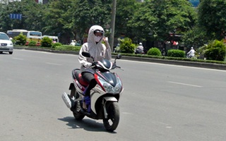 Cuối tuần, thủ đô Hà Nội ngày nắng, chiều tối có mưa rào