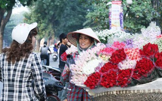 Thị trường quà Ngày của Mẹ: Hoa siêu rẻ, nữ trang vào mùa