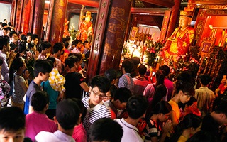 Trước giờ "G", Văn Miếu chật cứng sĩ tử đến cầu may