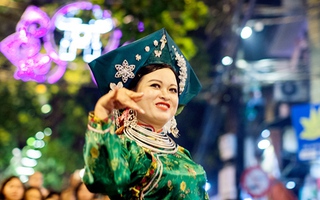 Phổ cổ đông kín người đứng xem âm nhạc đường phố