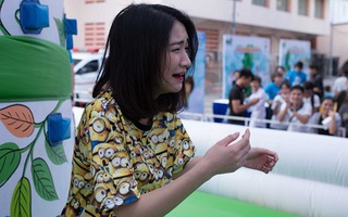 Hòa Minzy bất ngờ bật khóc giữa vòng vây của fan 
