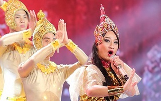 “Chàng trai nhảy trên giày cao gót” gây choáng với kiểu trang điểm y hệt phụ nữ