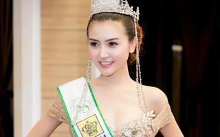 Hoa hậu Ngọc Duyên trễ nải vai trần, khoe ngực đầy lấp ló 