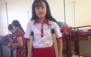Nữ sinh bị cưa chân hào hứng trong ngày đầu tiên đi học trở lại