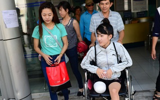 Nữ sinh bị cưa chân do bác sĩ tắc trách háo hức trong ngày xuất viện