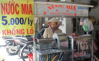 Người bán kêu trời trước thông tin nước mía pha nước lã, đường hóa học, có phễu "bí mật" trong máy ép