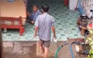 Phẫn nộ con trai đánh chửi, không cho mẹ già ăn cơm