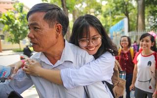 Không chút ngại ngùng, nữ sinh Sài Gòn vô tư xuống đường ôm "người lạ"