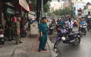 Kinh hoàng người đàn ông bị chém gần đứt lìa tay trên đường phố Sài Gòn