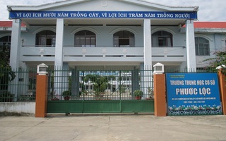 TP.HCM: 18 học sinh ngộ độc nghi do uống sữa phát miễn phí trước cổng trường