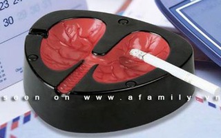 Gạt tàn hình... lá phổi: Lời "nhắc khéo" cho ông chồng nghiện thuốc lá