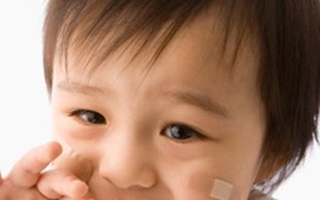 Bé gái 9 tháng tuổi bị hành hạ