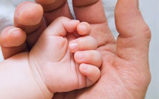 Mất ngón tay vì đeo bao tay sơ sinh