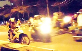 Đi chợ tình trên cầu "sung sướng"