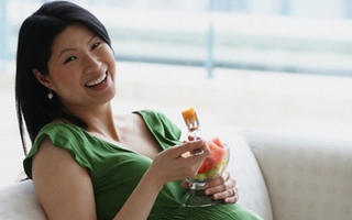 Bà bầu thiếu nước dễ bị ngôi ngược