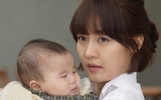 Người đẹp Sung Yoo Ri đổi nghề giữ trẻ
