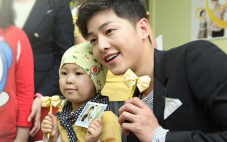 Mỹ nam Song Joong Ki vui chơi hạnh phúc bên trẻ em ung thư