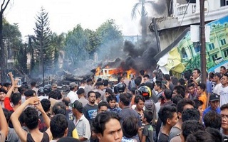 Indonesia: Máy bay rơi trúng khu dân cư,  số người thiệt mạng lên đến 116 người