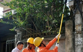 Độc đáo cảnh nhân viên điện lực Hà Nội cầm “gậy tự sướng” đọc chỉ số công tơ điện