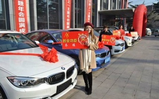 Nữ doanh nhân 21 tuổi thưởng cuối năm cho nhân viên 4 chiếc xe BMW