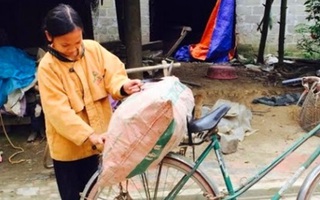 Đắng lòng chuyện cô bé lớp 6 nhặt đồng nát nuôi bố và hai em