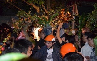 Dân chen lấn, xô đẩy đến ngất xỉu ở phiên chợ cầu may