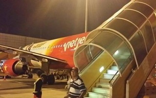 Máy bay VietJet gặp sự cố phanh, kẹt trên đường băng gần 2 giờ