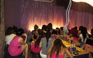40 chân dài chạy tán loạn khỏi quán karaoke