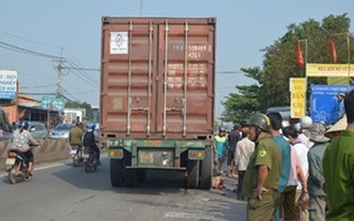 Mẹ khóc ngất khi thấy con chết thảm dưới bánh container