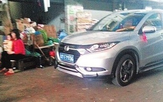 "Nữ xế" không giấy phép lái xe đâm qua người bé gái 2 tuổi 3 lần