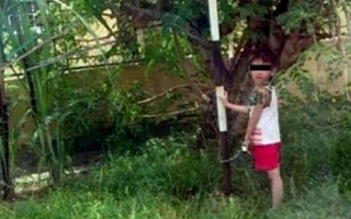 Bà xích cháu 4 tuổi vào biển báo ven đường vì không làm bài tập về nhà