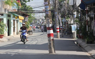 Những cây cột điện "mọc" giữa đường ở Sài Gòn