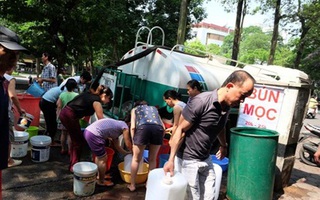 Hà Nội: Người dân xếp hàng chờ đợi, tranh nhau lấy nước sạch