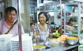 Con hẻm dài 20 thước "ăn mải miết" vẫn không hết hàng quán ở Sài Gòn