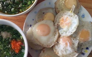 Thưởng thức bánh căn bên lò than ấm nóng giữa Đà Lạt se lạnh