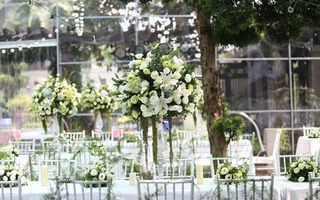 Cặp đôi ở Hà Nội khiến khách mời "đứng hình" vì trang trí đám cưới tuyệt đẹp với hoa màu trắng