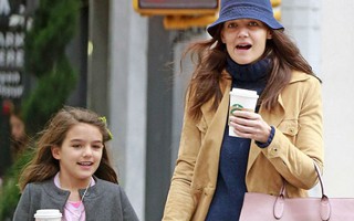 Suri  Cruise "quên" việc bố thờ ơ để sống hạnh phúc bên mẹ