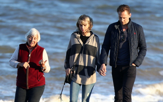 Taylor Swift khéo léo biết lấy lòng mẹ Tom Hiddleston 